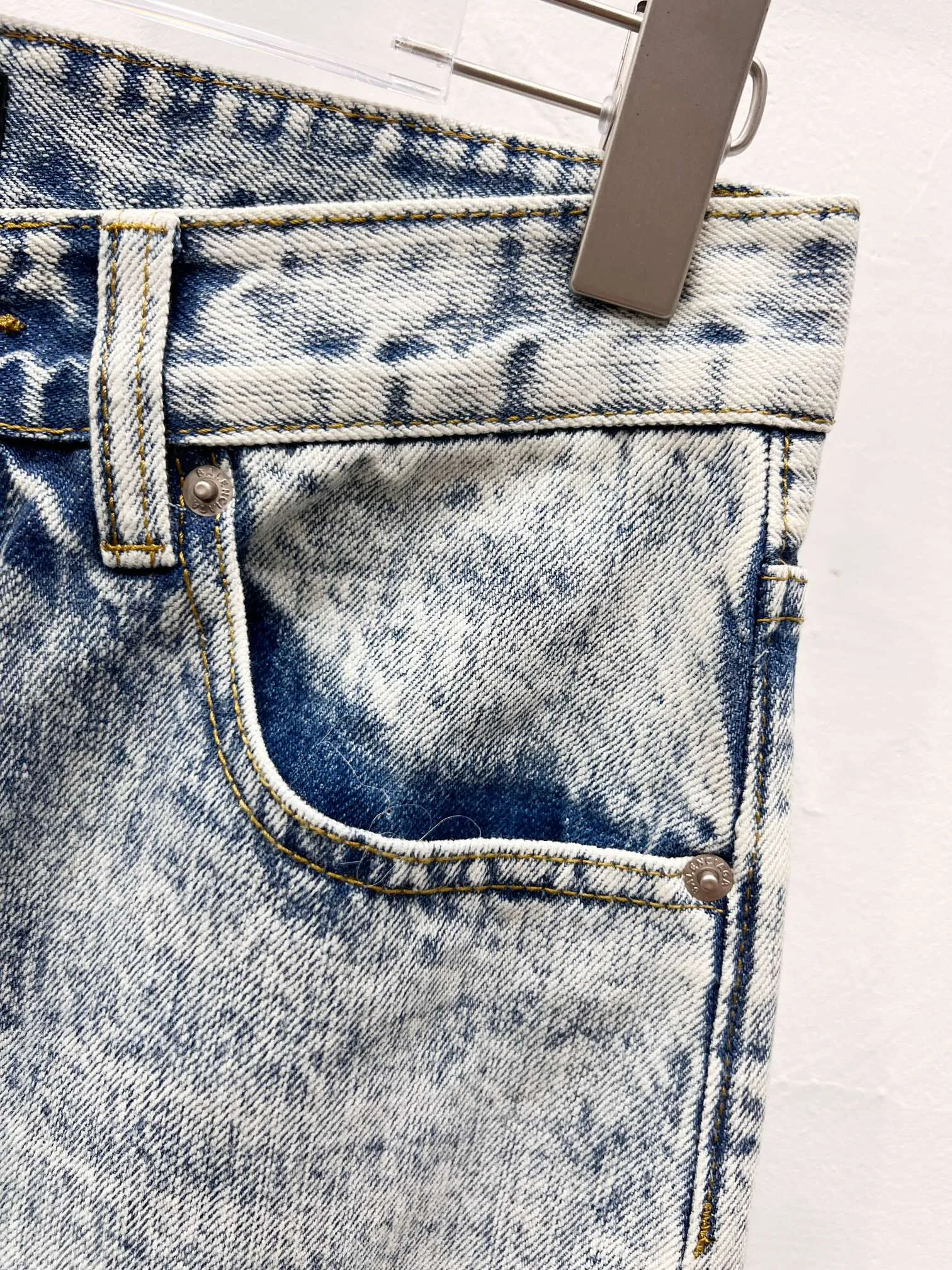 P230 Style number: (r081) GALLERY DEPT. 2025 new light blue simple washed and distressed couple style loose straight jeans 🔥High version🔥High version🔥 Top ceiling quality Styles with different washed textures are very friendly to people with thin legs and thick legs. The straight and loose version is very flattering. Moderate length that never goes out of style, easy to match with casually, basic styling for various styles, a must-have in the wardrobe! The fabric is stiff but also makes the upper body soft without losing texture. The washing process is even more perfect. It is a must-have item for everyone! ! ! Washed wheat, hang tag, pants label, complete with three labels Color: light blue Size: 28, 30, 32, 34, 36 (five sizes)